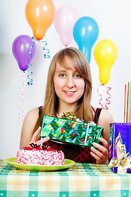 포토 JPG 해외이미지 백인 손 응시 여자 행복 리본 백그라운드 비즈니스 탁자 휴가 새로움 선물 한명 미소 사람 앉기 쇼핑 상자 우주 놀람 흰색 인사 잡기 생일 연도 책상 활 주기 경영 해외202004 해외포토 서양인 1 시선 기념일 감정 컬러 가구 컨셉 모션 표정 신체부위 예절 파일형식 이미지허브