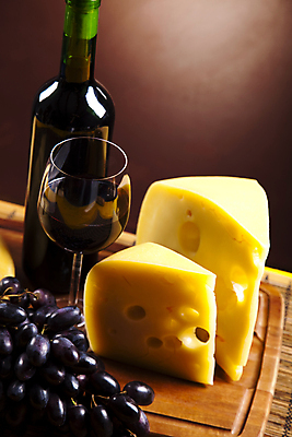 포토 JPG 해외이미지 와인잔 포도 치즈 사람없음 와인 와인병 나무도마 갈색배경 해외202004 해외포토 백그라운드 술잔 과일 병_용기 유제품 도마 주류 목재 갈색 파일형식 이미지허브