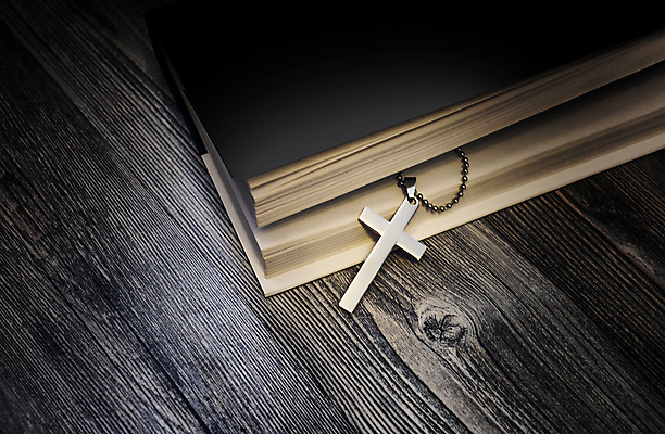포토 JPG 해외이미지 전통 기독교 종교 십자가 목걸이 사람없음 목재 책 믿음 금속 검은색 성경 어둠 희망 천주교 골동품 흰색 기도 예수 성자 닫기 신비 심볼 묘사 페이지 신성 복음 신앙심 해외202004 해외포토 나무 감정 컬러 컨셉 재료 장신구 종교용품 모션 재질 신_종교 파일형식 이미지허브