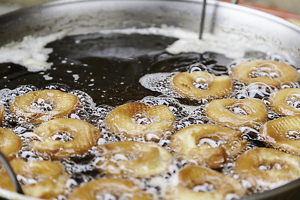 포토 JPG 해외이미지 직업 전통 접시 음식 오렌지 탁자 디저트 부활절 요리 사람없음 가로 갈색 쌓기 주방 식당 식사 빵집 튀김 흰색 업무 스페인 시장 도넛 달콤 맛 설탕 준비 만들기 광택 스페인어 페스츄리 핸드메이드 해외202004 해외포토 식기 기념일 유럽 빵 컬러 가구 컨셉 과일 모션 상점 작업 파일형식 이미지허브