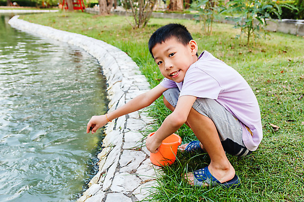 포토 JPG 해외이미지 동물 손 응시 공원 행복 어린이 음식 태국 자연 슬리퍼 어류 한명 사람 동양인 소년 야외 물 정원 기쁨 흰색 연못 먹이 양동이 돌봄 수유 해외202004 해외포토 자연요소 1 시선 공공시설 남자 감정 아시아 컬러 신발 모션 인종 신체부위 수중동물 생태계 파일형식 이미지허브