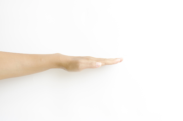 포토 JPG 해외이미지 손 실내 손짓 신체부위 손뻗기 해외202004 해외포토 모션 사람 내부 파일형식 이미지허브