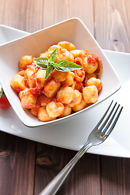 포토 JPG 해외이미지 전통 접시 음식 포크 다이어트 토마토 채소 양파 감자 육류 요리 사람없음 식사 저녁식사 맛 허브 준비 바질 채식주의자 핸드메이드 비건 해외202004 해외포토 식물 식기 컨셉 식재료 건강 채식 파일형식 이미지허브