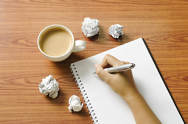 포토 JPG 해외이미지 손 커피 실내 신체부위 펜 공책 기록 잡기 드라이버 종이뭉치 해외202004 해외포토 종이 음료 모션 문구용품 사람 내부 필기구 공구 뭉치 파일형식 이미지허브