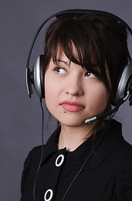 포토 JPG 해외이미지 1 여자 얼굴 비즈니스 대화 한명 20대 성인 10대 스마트폰 청춘 사무실 갈색 검은색 헤드폰 듣기 표현 작업 도움 전화기 고객 서비스 컨설턴트 안내원 부름 비서 목소리 다민족 마케팅 사춘기 운영자 접수 지원 헬프 해외202004 해외포토 직업 컬러 음향기기 컨셉 모션 청소년 말하기 사람 청년 신체부위 핸드폰 스마트기기 전문직 상담 파일형식 이미지허브