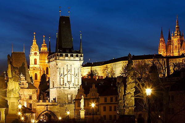 포토 JPG 해외이미지 외관 유럽 건축양식 미술 사람없음 야외 도시풍경 조각상 교회 탑 황혼 도시 세계여행 체코 프라하 첨탑 빛망울 해외202004 해외포토 건축물 건축 나라 여행 종교건축 문화예술 풍경 건물 빛 세계 조형물 일몰 파일형식 이미지허브