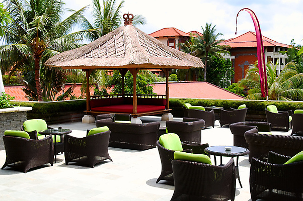 포토 JPG 해외이미지 디자인 가구 쿠션 의자 건축양식 탁자 지팡이 호텔 휴가 휴식 앉기 사람없음 야외 목재 장식 파티 유행 식당 카페 바 휴게실 고급 우아함 오두막 클럽 휴양지 리빙 등나무 스타일 해외202004 해외포토 나무 건축 생활용품 컨셉 재료 모션 숙소 이벤트 상점 장소 파일형식 이미지허브