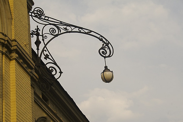 포토 JPG 해외이미지 외관 벽 가로등 건축양식 유리 날씨 전등 조명 거리 매달리기 미술 사람없음 야외 건물 장식 빛 금속 수확 골동품 바위 램프 도시 화려 클래식 고급 우아함 도심 두루마리 철 묘사 복고 야광 반투명 옛날 스타일 해외202004 해외포토 건축물 공공시설 건축 컨셉 농업 모션 재질 문화예술 돌_바위 파일형식 이미지허브