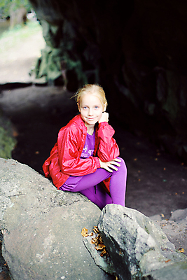 포토 JPG 해외이미지 백인 1 응시 계절 공원 여자 딸 행복 얼굴 어린이 잎 자연 한명 사람 소녀 야외 초록색 여름 금발 노란색 유행 기쁨 꿈 가을 작음 천진난만 유일 해외202004 해외포토 서양인 식물 헤어스타일 시선 공공시설 감정 컬러 컨셉 가족 신체부위 크기 생태계 파일형식 이미지허브