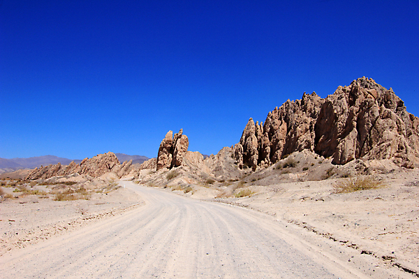포토 JPG 해외이미지 모래 여행 자연 건조 풍경 사람없음 야외 갈색 여행객 사막 사암 아르헨티나 산악지대 해외202004 해외포토 컬러 산 사람 돌_바위 남아메리카 생태계 파일형식 이미지허브