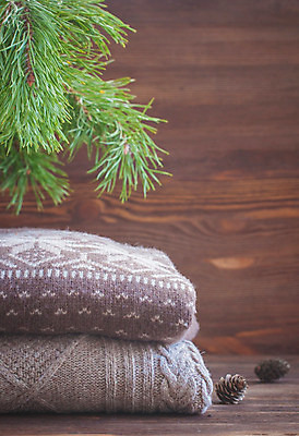 포토 JPG 해외이미지 라이프스타일 디자인 옷 백그라운드 컨셉 겨울 패턴 탁자 따뜻함 사람없음 목재 유행 쌓기 추위 가을 직물 면 뜨개질 스웨터 부드러움 양모 스칸디나비아 접기 뜨개옷 해외202004 해외포토 나무 계절 가구 상의 무늬 재료 모션 취미 생활 감각 파일형식 이미지허브