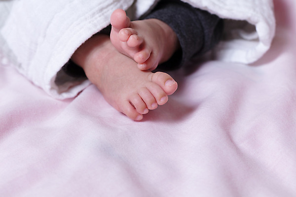 포토 JPG 해외이미지 라이프스타일 어린이 가족 발 따뜻함 사람 사람없음 청춘 침대 아기 신생아 잠 닫기 매끈함 작음 담요 피부 발가락 걸음마 양발 카피스페이스 안락 해외202004 해외포토 가구 컨셉 관계 모션 생활 신체부위 공백 감각 크기 파일형식 이미지허브