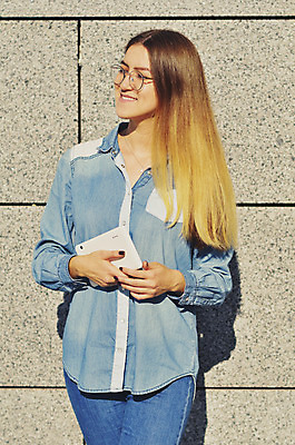 포토 JPG 해외이미지 1 학생 응시 여자 교육 행복 안경 백그라운드 셔츠 인터넷 갈색머리 한명 사람 앉기 동양인 성인 야외 10대 가로 노트북 컴퓨터 귀여움 계단 기쁨 청바지 도시 무선전화기 바쁨 해외202004 해외포토 헤어스타일 시선 잡화 감정 컨셉 상의 바지 모션 청소년 인종 전자제품 전화기 파일형식 이미지허브