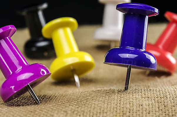 포토 JPG 해외이미지 종이 여행 백그라운드 컨셉 지도 비즈니스 미래 사람없음 빨간색 파란색 컬러풀 사무실 쪽지 엄지손가락 탐험 수확 흰색 업무 압정 방향 오브젝트 그림 위치 고정 발견 고립 골 공급 전경 해외202004 해외포토 컬러 농업 손가락 풍경 사무용품 작업 파일형식 탑뷰 이미지허브