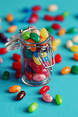 포토 JPG 해외이미지 어린이 음식 백그라운드 유리 콩 사탕 사람없음 빨간색 초록색 컬러풀 노란색 과자 검은색 여러개 흰색 대접 항아리 달콤 맛 설탕 쏟아짐 젤리 고립 해외202004 해외포토 컬러 다수 컨셉 모션 재질 디저트 곡류 사람 도자기 파일형식 이미지허브