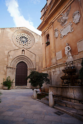 포토 JPG 해외이미지 전통 조각 건축양식 왕관 미술 사람없음 건물 교회 이탈리아 심볼 묘사 분수 해외202004 해외포토 건축물 건축 유럽 종교건축 문화예술 파일형식 이미지허브