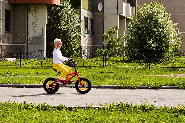 포토 JPG 해외이미지 딸 어린이 한명 미소 웃음 소녀 야외 금발 장난감 자전거 유치원 아기 작음 속도 사이클링 양발 페달 해외202004 해외포토 1 헤어스타일 여자 교육 가족 표정 사람 바이크 크기 육상스포츠 파일형식 이미지허브