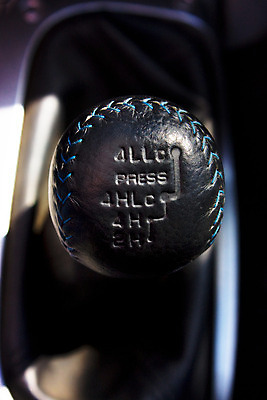 포토 JPG 해외이미지 스포츠 포즈 교통시설 자동차 실내 손잡이 사람없음 내부 파란색 빛 숫자 금속 검은색 힘 운전 원형 변화 은색 가죽 땅 오브젝트 속도 준비 엔진 모터 방법 제어 방식 해외202004 해외포토 도형 문자 육상교통 컬러 교통 컨셉 모션 재질 시설 파일형식 이미지허브