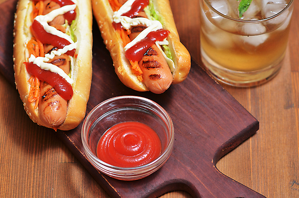 포토 JPG 해외이미지 잔 실내 사람없음 얼음 소시지 케첩 레모네이드 유리그릇 핫도그 마요네즈 나무도마 나무배경 해외202004 해외포토 자연요소 그릇 식기 음식 백그라운드 유리 도마 패스트푸드 내부 목재 소스_음식 가공식품 에이드 파일형식 이미지허브