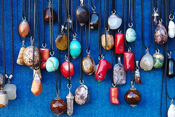 포토 JPG 해외이미지 백그라운드 목걸이 장신구 선물 사랑 사람없음 장식 유행 귀걸이 바위 황금 고급 우아함 산호 은색 보석 소중 피부 다이아몬드 루비 사파이어 칼슘 터키석 해외202004 해외포토 감정 컬러 컨셉 신체부위 돌_바위 자포동물 광석 파일형식 이미지허브