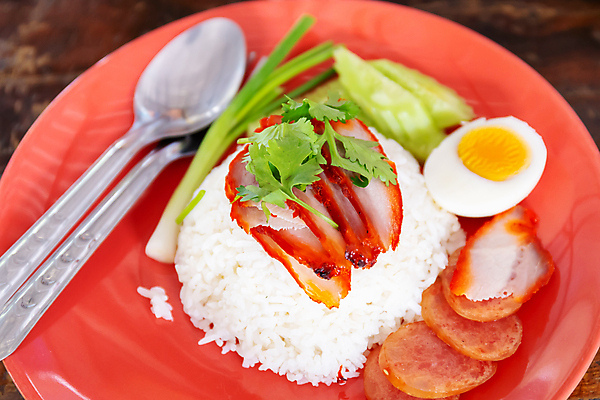 포토 JPG 해외이미지 접시 아시아 음식 백그라운드 채소 태국 밥 오이 건강 육류 돼지고기 요리 동양인 사람없음 빨간색 식당 계란 식사 저녁식사 흰색 소시지 고수 맛 바비큐 먹기 점심식사 해외202004 해외포토 식기 나라 컬러 컨셉 식재료 모션 인종 상점 알 가공식품 향신료 파일형식 이미지허브