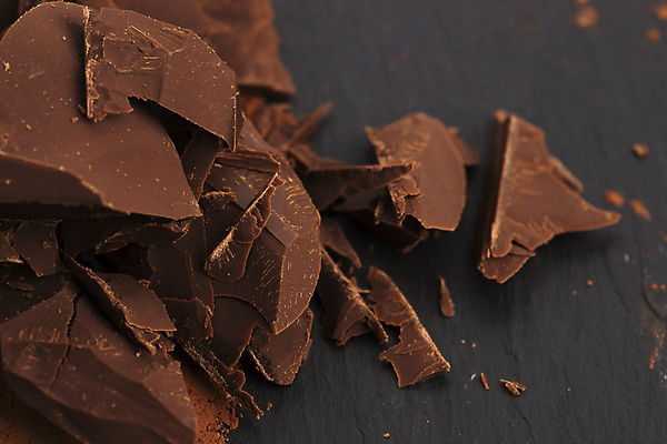 포토 JPG 해외이미지 검은배경 실내 사람없음 초콜릿 카카오 카카오닙스 해외202004 해외포토 백그라운드 디저트 내부 검은색 견과류 파일형식 이미지허브