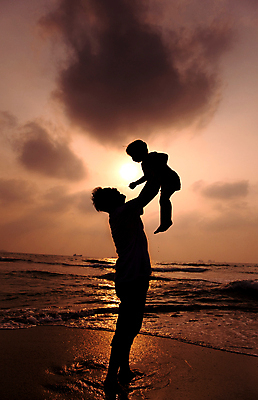 포토 JPG 해외이미지 전신 남자 행복 실루엣 어린이 가족 그림자 성인 야외 두명 여름 햇빛 일몰 남자만 들어올리기 해외202004 해외포토 계절 감정 관계 모션 촬영기법 사람 태양 노을 파일형식 이미지허브