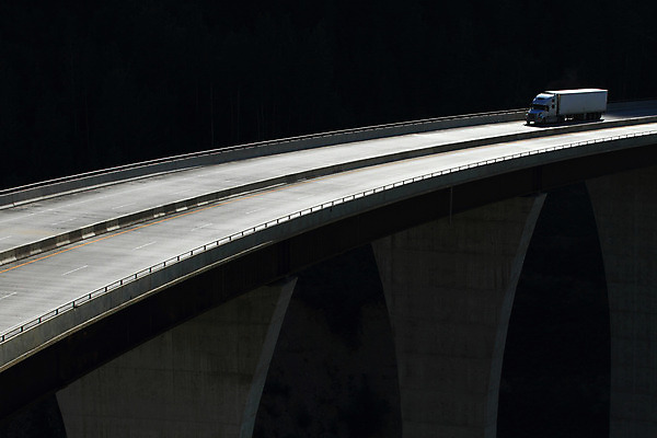 포토 JPG 해외이미지 산업 도로 여행 이동 교통시설 사람없음 트럭 화물 바퀴 고속도로 상업 트랙터 짐차 트레일러 기간 디젤 조작 콘크리트 해외202004 해외포토 길 교통 컨셉 자동차 운송업 농기계 시설 특수차량 파일형식 이미지허브