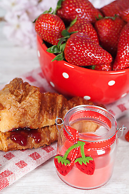 포토 JPG 해외이미지 계절 열매 음식 백그라운드 잎 다이어트 과일 딸기 디저트 건강 사랑 씨앗 사람없음 빨간색 초록색 여름 활발 신선 사발 달콤 맛 상쾌 유기농 날것 내추럴 강렬 해외202004 해외포토 식물 웰빙 감정 컬러 컨셉 사기그릇 파일형식 이미지허브