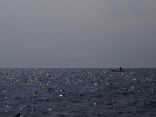 포토 JPG 해외이미지 바다 자연 하늘 낚시 어류 풍경 사람없음 물 파란색 잡기 그물 보트 함선 뱃놀이 수평선 해외202004 해외포토 자연요소 컬러 배_교통 모션 레저 전통놀이 수중동물 생태계 파일형식 이미지허브