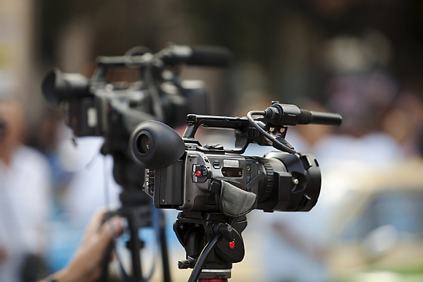 포토 JPG 해외이미지 직업 손 포즈 통신 사람없음 카메라 검은색 텔레비전 소리 장비 인공위성 정보 기자 뉴스 중앙 필름 마이크 보고서 면접 방송 리포터 일반 동영상 생존 해외202004 해외포토 컬러 음향기기 비즈니스 신체부위 전자제품 파일형식 이미지허브