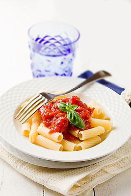 포토 JPG 해외이미지 전통 음식 포크 잎 유리 파스타 사람없음 빛 장미 이탈리아 맛 향신료 냅킨 아로마 향 토마토소스 채식주의자 해외202004 해외포토 식물 식기 꽃 유럽 컨셉 재질 서양음식 소스_음식 채식 향미료 파일형식 이미지허브