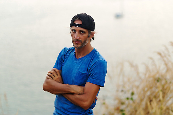 포토 JPG 해외이미지 백인 1 라이프스타일 디자인 응시 남자 행복 얼굴 스포츠 티셔츠 비즈니스 자연 수염 건강 한명 미소 사람 성인 물 여름 파란색 태양 유행 카메라 봄 흰색 도시 자신감 엉덩이 심각 캡모자 혼자 힙스터 해외202004 해외포토 자연요소 서양인 모자_잡화 시선 계절 패션 감정 컬러 컨셉 셔츠 표정 생활 신체부위 전자제품 생태계 파일형식 이미지허브