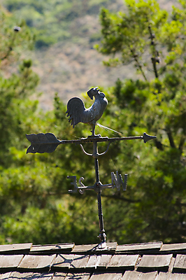 포토 JPG 해외이미지 지붕 바람 날씨 화살 주택 사람없음 장식 금속 지시 나침반 방향 북쪽 동쪽 남쪽 수탉 서쪽 해외202004 해외포토 자연요소 모션 재질 건물 닭 수컷 파일형식 이미지허브
