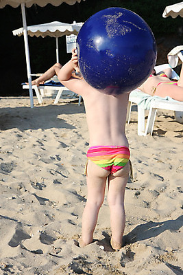 포토 JPG 해외이미지 백인 라이프스타일 행복 공 놀이 휴가 건강 한명 여름 파란색 운동 게임 큼 휴양지 해외202004 해외포토 서양인 1 계절 감정 컬러 사람 생활 장소 크기 파일형식 이미지허브