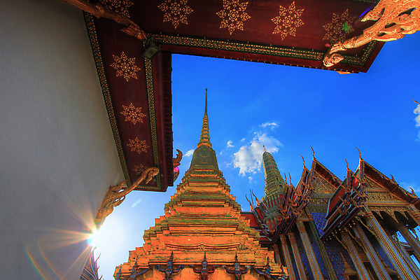 포토 JPG 해외이미지 주간 구름 종교 불교 창문 태국 하늘 휴가 미술 사람없음 파란색 빛 컬러풀 햇빛 태양 맑음 활발 궁전 흰색 사찰 황금 그늘 만족 수도원 강렬 해외202004 해외포토 자연요소 감정 아시아 컬러 컨셉 고건축 종교건축 날씨 문화예술 파일형식 이미지허브