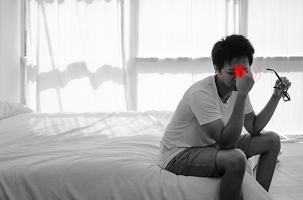 포토 JPG 해외이미지 여자 남자 안경 얼굴 비즈니스 사업가 창문 노동자 스트레스 주택 건조 건강 피곤 한명 사람 앉기 동양인 성인 파란색 컴퓨터 사무실 방 고통 슬픔 흰색 침대 표현 잡기 잠 업무 비즈니스우먼 가장자리 야간 코 두통 문제 제비 압력 편두통 해외202004 해외포토 자연요소 직업 1 잡화 감정 컬러 가구 컨셉 모션 조류 인종 건물 신체부위 전자제품 작업 직장인 둘레 질병 파일형식 이미지허브