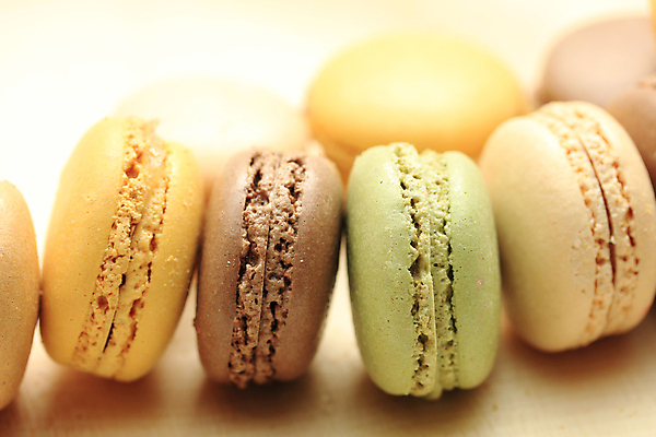 포토 JPG 해외이미지 음식 분홍색 컨셉 쟁반 건강 요리 사람없음 갈색 노란색 쿠키 과자 케이크 초콜릿 프랑스 흰색 달콤 맛 잼 설탕 굽기 먹기 아몬드 마카롱 프랑스어 머랭 페스츄리 해외202004 해외포토 문자 유럽 빵 컬러 모션 디저트 견과류 소스_음식 구이 파일형식 이미지허브