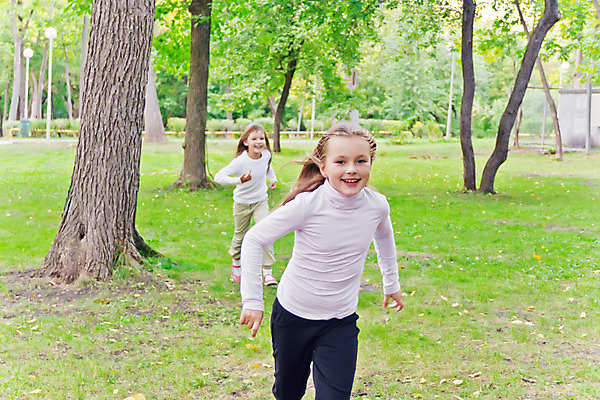 포토 JPG 해외이미지 백인 라이프스타일 여학생 여자 유럽 어린이 스포츠 포즈 2 놀이 휴식 야외 두명 달리기 운동 점프 흰색 춤 9 8 6 언니 7 해외202004 해외포토 서양인 학생 나라 컬러 컨셉 가족 모션 문화예술 건강 사람 생활 숫자 자매 파일형식 이미지허브