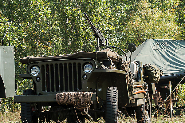 포토 JPG 해외이미지 도로 무기 컨셉 교통시설 자동차 아이디어 사람없음 옆모습 초록색 여름 세계 힘 기계 회색 트럭 수확 골동품 화물 램프 바퀴 투명 거친 클래식 보호 큼 땅 지프 부식 올리브 군용 전쟁 탱크 육군 짐차 무거움 구식 복원 옛날 장교 집회 해외202004 해외포토 계절 열매 길 육상교통 뷰포인트 컬러 교통 농업 승용차 조명 군대 운송업 무게 크기 시설 파일형식 이미지허브