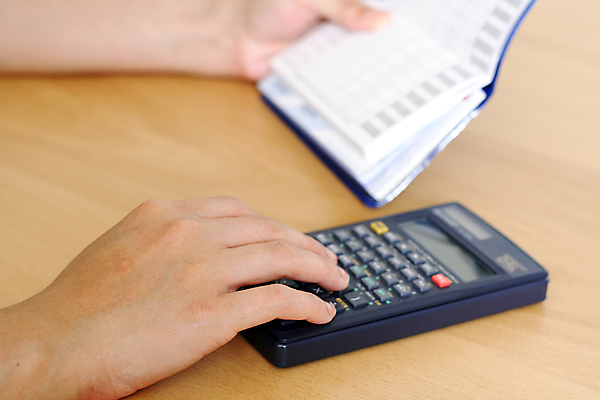 포토 JPG 해외이미지 손 비즈니스 직장 사람 사람없음 사무실 계산기 업무 작업 비즈니스우먼 계산 보고서 준비 바쁨 회계 계좌 수입 수표 카운트 해외202004 해외포토 여자 회사 문구용품 신체부위 금융 경제 장비 직장인 파일형식 이미지허브