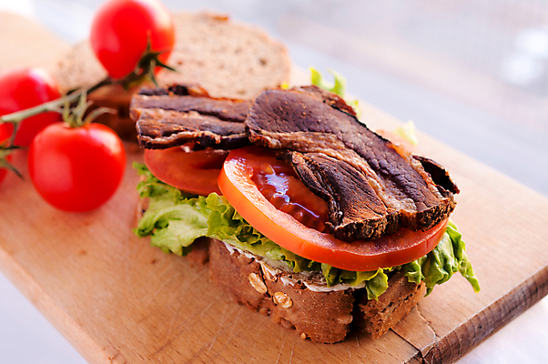포토 JPG 해외이미지 전통 빵 토마토 샌드위치 육류 돼지고기 씨앗 사람없음 목재 장식 식사 어둠 샐러드 신선 맛 아침식사 상추 작음 가슴 배열 햄 식용 영양소 핸드메이드 해외202004 해외포토 나무 식물 음식 컨셉 채소 식재료 재료 신체부위 크기 파일형식 이미지허브