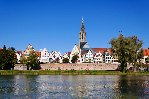 포토 JPG 해외이미지 여행 하늘 독일 풍경 사람없음 강 도시풍경 성당 교회 여행객 맑음 산책로 가을 중세 역사 첨탑 고딕 구시가지 다뉴브강 해외202004 해외포토 계절 유럽 길 종교건축 날씨 사람 건물 탑 도시 파일형식 이미지허브