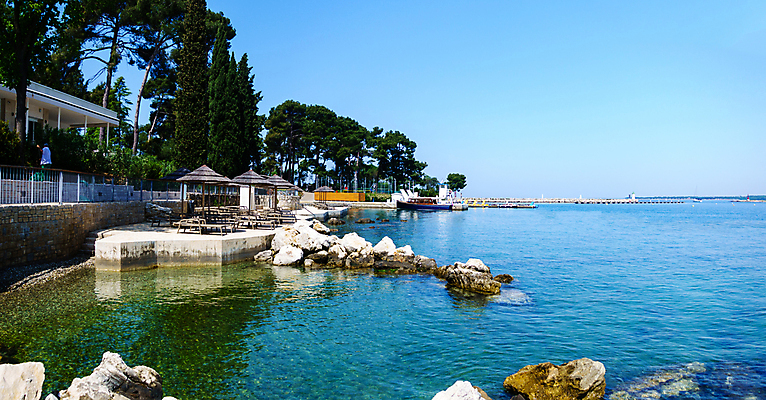 포토 JPG 해외이미지 나무 구름 유럽 모래 바다 섬 여행 가구 백그라운드 컨셉 우산 자연 아침 휴가 파노라마 풍경 사람없음 야외 여름 파란색 맑음 소나무 보트 지중해 휴양지 암초 크로아티아 해외202004 해외포토 주간 자연요소 식물 계절 나라 컬러 생활용품 배_교통 날씨 촬영기법 장소 생태계 파일형식 이미지허브