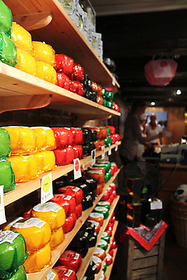 포토 JPG 해외이미지 전통 유럽 산업 문화 음식 조각 오렌지 휴가 치즈 선반 종류 서기 사람없음 빨간색 초록색 노란색 세일 쌓기 상점 검은색 식사 우유 원형 시장 맛 구매 상품 먹기 네덜란드 암스테르담 매각 해외202004 해외포토 도형 나라 컬러 가구 컨셉 과일 모션 유제품 쇼핑 파일형식 이미지허브