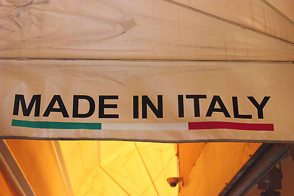 포토 JPG 해외이미지 전통 옷 유럽 산업 인터넷 일러스트 비즈니스 텍스트 교통시설 사람없음 글로벌 유행 라벨 상점 식당 이탈리아 깃발 표현 직물 고급 제조 상품 고객 묘사 오브젝트 서비스 질감 상업 물류 애국심 수입 오리지널 핸드메이드 스타일 해외202004 해외포토 나라 교통 컨셉 프레임 시설 파일형식 이미지허브