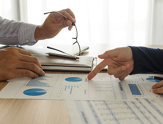 포토 JPG 해외이미지 종이 회사 통계 그래프 협력 설계 직장 설명 사람없음 사무실 자료 가리킴 발표 계획 토론 분석 보고서 보여주기 해결 리뷰 마케팅 서류판 업그레이드 인턴 조언 경제학 해외202004 해외포토 교육 컨셉 비즈니스 모션 손짓 경제 사무용품 파일형식 이미지허브