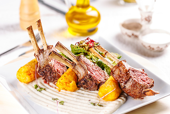 포토 JPG 해외이미지 접시 식재료 실내 사람없음 아웃포커스 튀김 흰배경 양고기 양고기구이 해외202004 해외포토 식기 음식 백그라운드 촬영기법 육류 내부 흰색 구이 파일형식 이미지허브