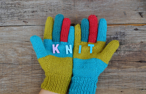 포토 JPG 해외이미지 손 장갑 백그라운드 겨울 따뜻함 사람없음 뜨개질 만들기 DIY 핸드메이드 해외202004 해외포토 잡화 계절 모션 취미 신체부위 파일형식 이미지허브