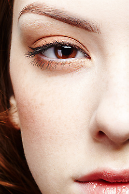 포토 JPG 해외이미지 백인 모델 라이프스타일 여자 유럽 얼굴 한명 사람 유행 화장품 흰색 표현 닫기 부드러움 창백 의료성형뷰티 스타일 해외202004 해외포토 서양인 1 나라 컬러 모션 생활 신체부위 뷰티 감각 파일형식 이미지허브